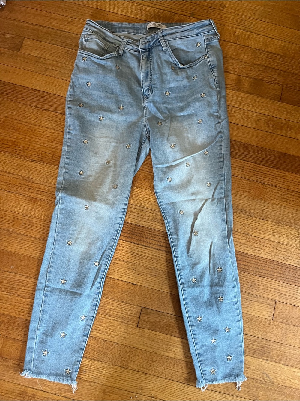 ⭐ Judy Blue Star Embroidered Jeans – Size 15/32 ⭐
GREAT PRICE OF $35 OBO